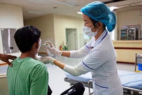 Một thiếu niên bị bỏng nặng do điện thoại phát nổ khi vừa dùng vừa sạc