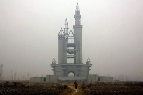 Điều kỳ lạ bên trong 'Disneyland bỏ hoang' ở Trung Quốc