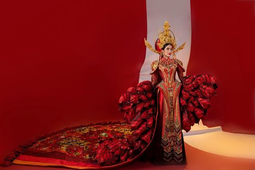 Cận cảnh quốc phục hoành tráng của Phương Anh tại Miss International 2022