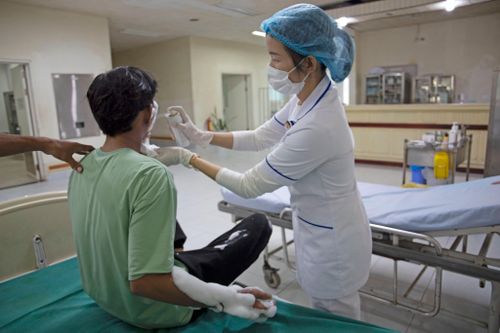Sử dụng điện thoại đang sạc thiếu niên bị pin nổ bỏng mặt
