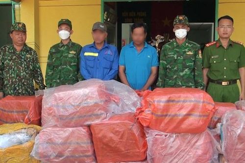 Bắt vụ vận chuyển trên 8 tạ pháo lậu