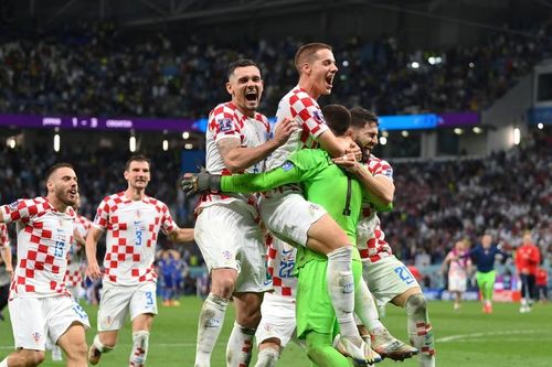 Croatia vào tứ kết sau loạt đá 11m