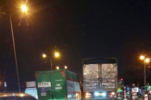 Hà Nội : Xác minh 3 lái xe 'nói chuyện' bằng chân tay và hung khí