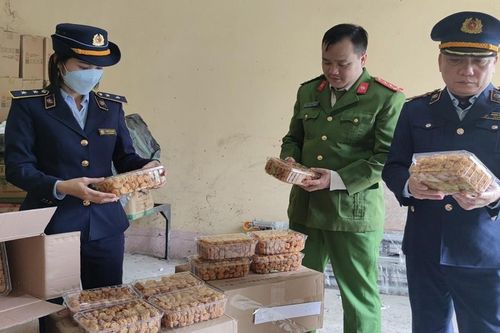 Phát hiện gần 1.500 hộp mì tôm chiên không rõ nguồn gốc