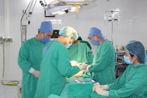 Phẫu thuật thành công khối u hiếm gặp cho cô gái 18 tuổi