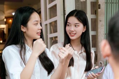 Hai thí sinh Hoa hậu Việt Nam bán tranh được 38 triệu đồng cho trẻ khiếm thính