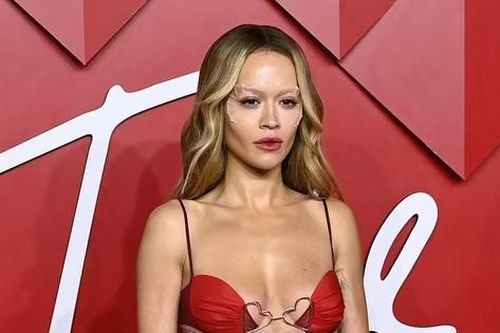 Trang phục của Rita Ora bị chê thô tục