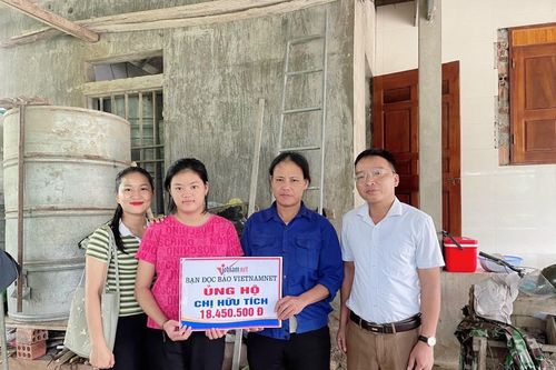 Trao hơn 18 triệu đồng tới gia đình có con gái mắc bệnh não