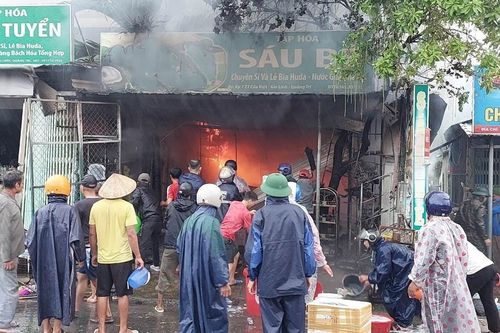 Chập điện, cửa hàng tạp hóa bán đồ Tết ở Quảng Trị bị thiêu rụi