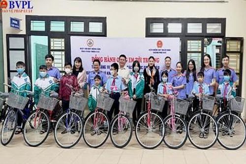 Công đoàn, Chi đoàn VKSND TP Huế trao 10 chiếc xe đạp tặng học sinh nghèo