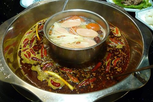 Trung Quốc: Một phụ nữ ho tới mức gãy xương sườn sau khi ăn đồ cay