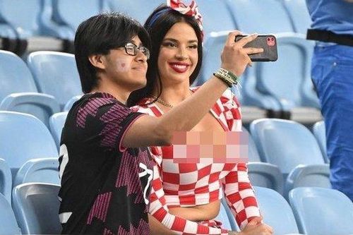 Người mẫu Croatia bất chấp chỉ trích vẫn mặc táo bạo tại World Cup 2022
