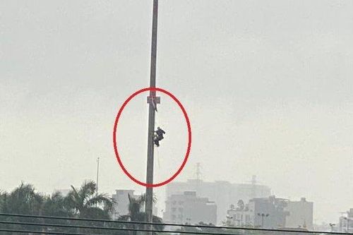 Tp.Đà Nẵng: Một người đàn ông trèo lên cột cờ 2/9 phát livetream