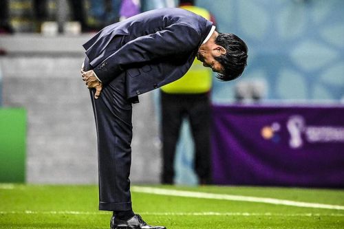 HLV Moriyasu cúi đầu trước CĐV, cầu thủ Nhật Bản khóc nức nở rời World Cup 202