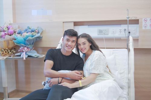 Chiều vợ như Bùi Tiến Dũng: Đưa mẹ đẻ, em gái từ trời Tây sang chăm sóc, luôn quan tâm từng tiểu tiết