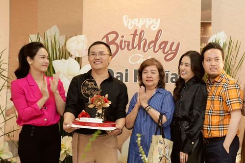 Tiệc sinh nhật của MC Đại Nghĩa: Không gian ngập tràn sen trắng, khách mời quây quần dùng đồ chay