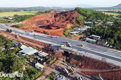 Ngày đêm thi công trên công trường dự án Đường cao tốc Phan Thiết - Dầu Giây