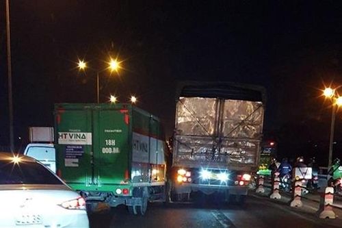 Va chạm giữa hai xe tải, nhóm tài xế mang hung khí ra 'nói chuyện' với nhau