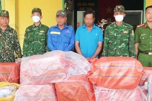 Phát hiện 2 đối tượng vận chuyển thuê 850 kg pháo lậu sang biên giới