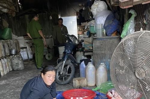 Phát hiện 1.300 lít mỡ lợn bẩn trong cơ sở chế biến chui