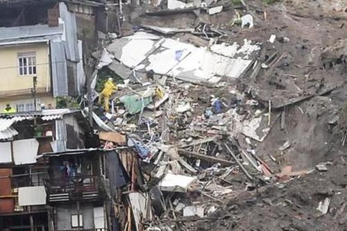 Lở đất ở Colombia chôn vùi xe buýt khiến 34 người chết