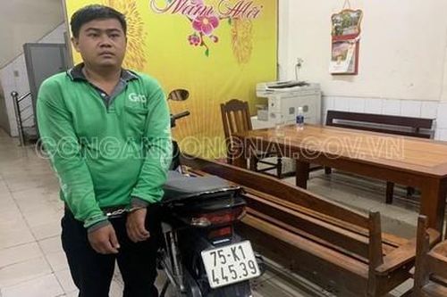Kẻ đâm thủng phổi bác tài, cướp xe máy trong đêm bị bắt chỉ sau nửa giờ gây án