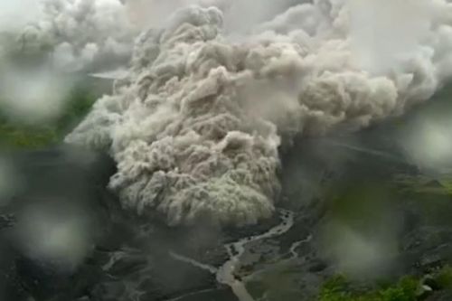 Kinh hoàng cảnh khói bụi cuồn cuộn đổ xuống từ đỉnh núi lửa ở Indonesia