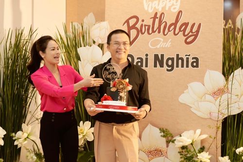 MC Đại Nghĩa được tổ chức sinh nhật bí mật, tiệc trang trí có 500 bông sen trắng