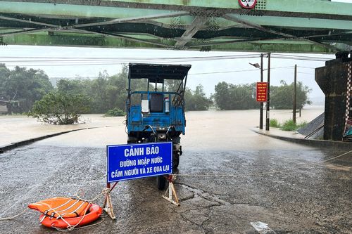 Mưa lớn gây ngập, chia cắt nhiều tuyến đường ở Phú Yên