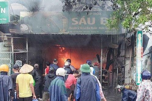 Cửa hàng bốc cháy giữa mưa, hàng chục chiến sĩ cùng với người dân tham gia dập lửa