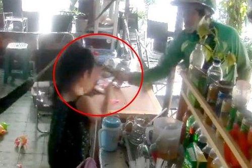 Người đàn ông lấy điện thoại trên tay bé gái gần trụ sở công an