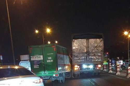 Tài xế xe tải ẩu đả gây ùn tắc trên cầu Thanh Trì