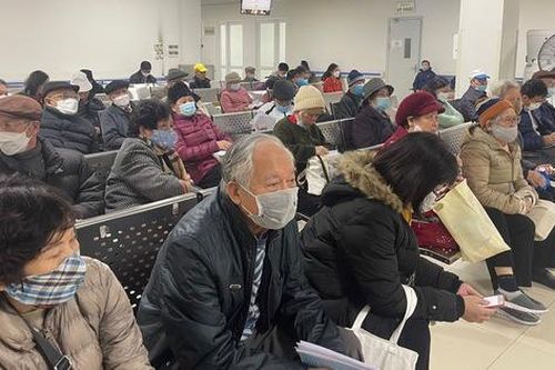 Hà Nội: Người cao tuổi vào viện tăng đột biến do thời tiết lạnh
