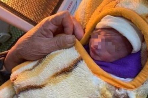 Bé trai sơ sinh bị bỏ rơi trước cổng nhà thờ giữa trời đông lạnh giá