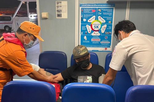 Kịp thời cứu nạn một thủy thủ nước ngoài bị dập nát bàn tay ở khu vực biển Nha Trang