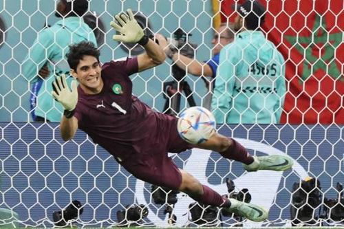 Thủ môn Bounou xuất thần cản phá, đưa Morocco lần đầu vào tứ kết World Cup 2022