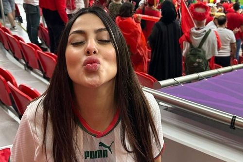 CĐV Morocco vỡ òa khi đội nhà vào tứ kết World Cup