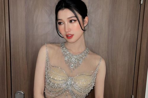 Sao Việt diện mốt mặc như không