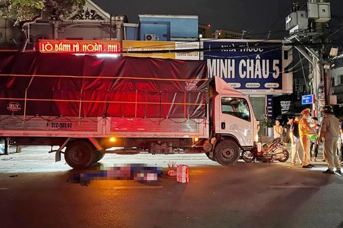 Xe tải chạy lấn làn tông chết người đàn ông