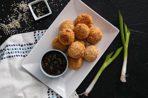 Dùng cơm nguội làm món ăn vặt bắt miệng