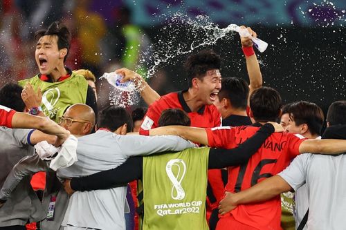 Tổng thống Hàn Quốc mở tiệc chào mừng tuyển bóng đá sau World Cup