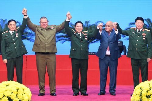 Trao Huân chương của Cuba tặng các sĩ quan Quân đội nhân dân Việt Nam