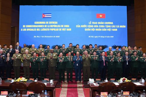 Trao Huân chương của Nhà nước Cuba tặng lãnh đạo Bộ Quốc phòng