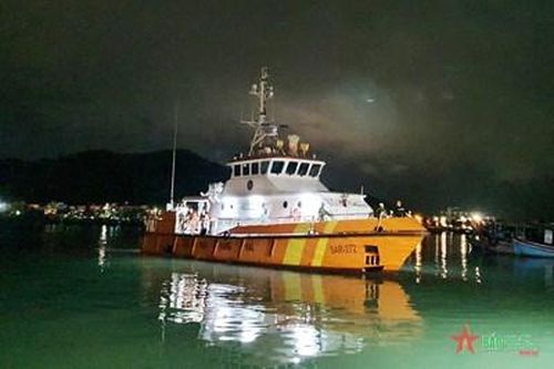 Tàu SAR 272 thuộc Vietnam MRCC đưa thuyền viên người Philippines vào bờ điều trị