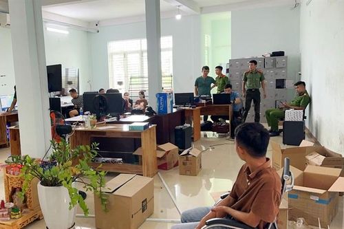 Khởi tố vợ chồng 9X chuyên làm giấy tờ giả