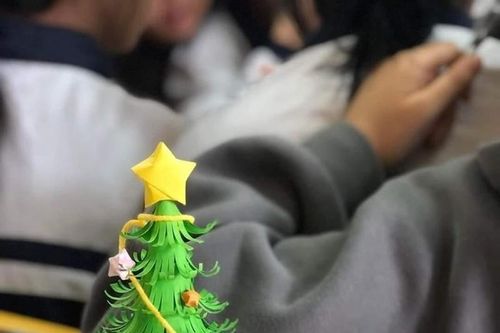 Không khí Giáng sinh ùa vào lớp học: Gen Z 'bắt trend' làm cây thông