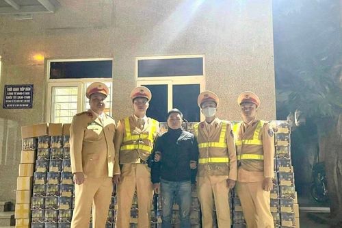 Phát hiện xe tải vận chuyển 1 tấn pháo nổ
