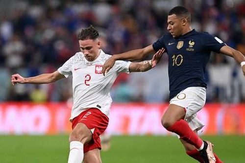 Từ đứng quầy tạp hóa ở Anh đến khoác áo Ba Lan ở World Cup