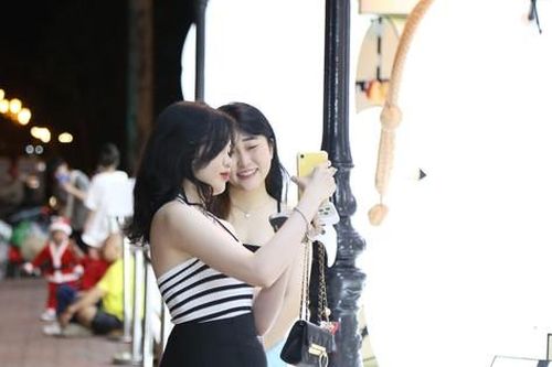 Sài Gòn trang hoàng lộng lẫy, bạn trẻ 'lên đồ' chơi Noel sớm