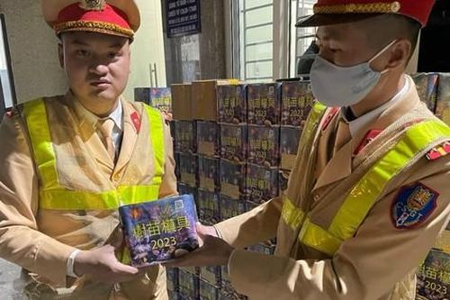 CSGT phát hiện xe vi phạm chở 1 tấn pháo lậu